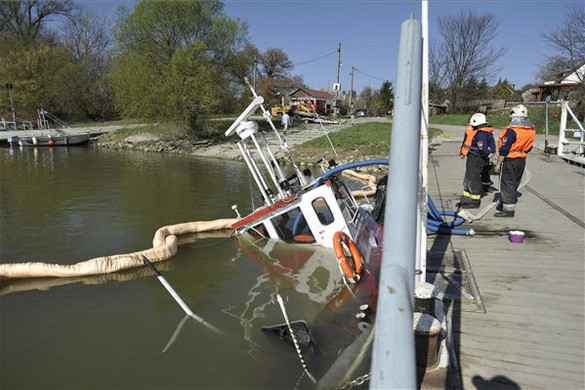 Elsüllyedt egy tolóhajó Százhalombattánál