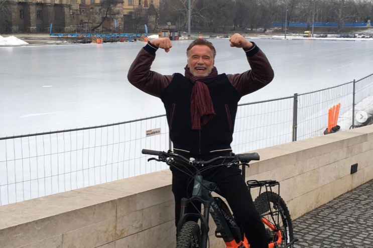 Forrás: Instagram Arnold Schwarzenegger sosem hagyja ki a kerékpározást, ha nálunk jár.