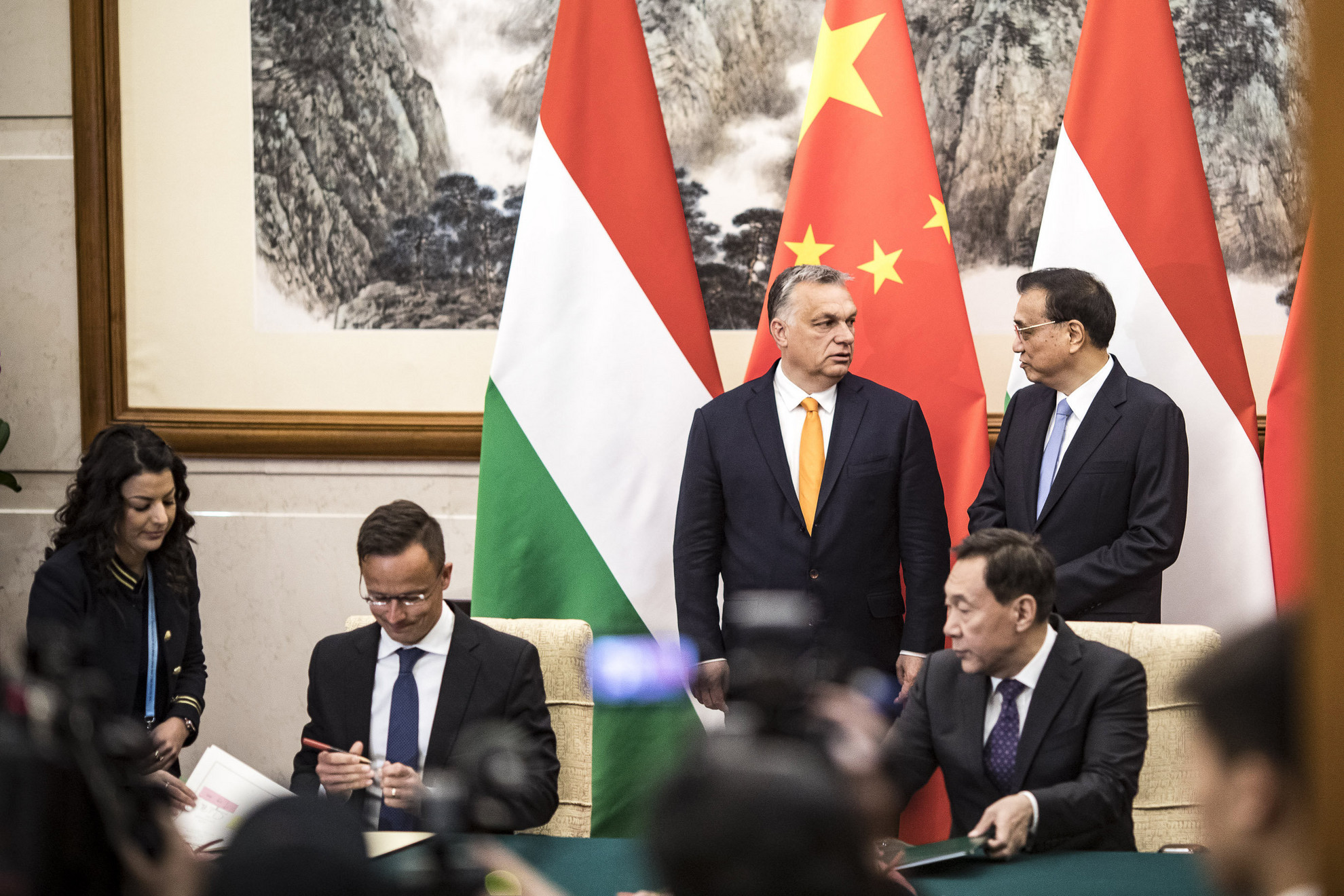 Orbán Viktor miniszterelnök (j2) és Li Ko-csiang kínai miniszterelnök (j) kétoldalú tárgyalásukon Pekingben