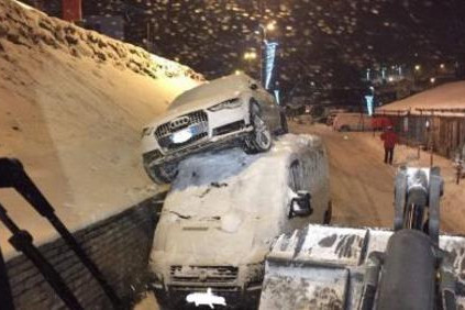 Forrás: Pugski.com Sofia Goggia Audija egy Volkswagen Transporter tetején landolt