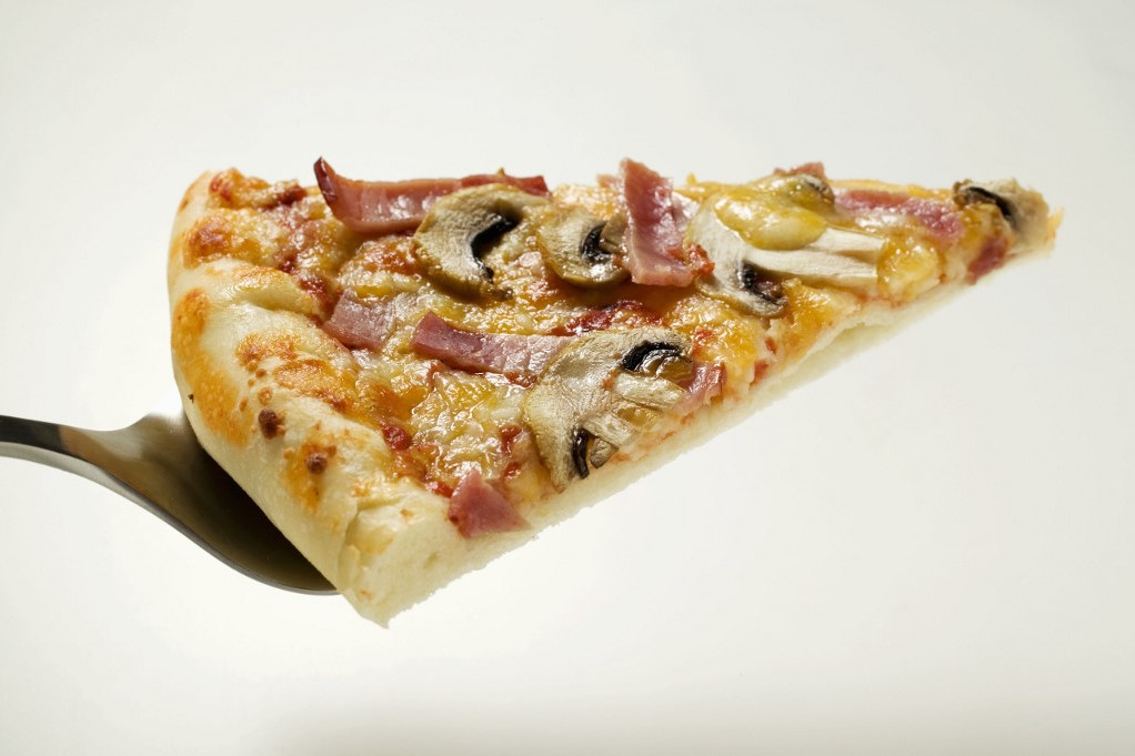 Kevesen gondolnák, hogy a pizza nem csak azért veszélyes, mert hizlal, de a rajta lévő gomba puffadást is okozhat az arra érzékenyeknél.