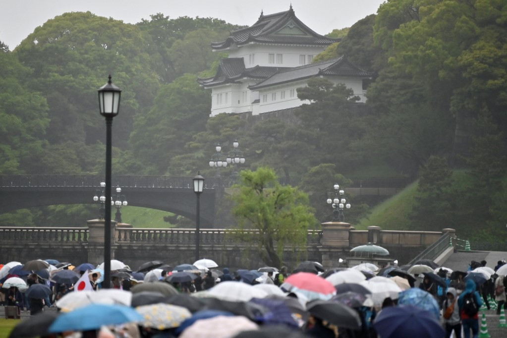 Az esős idő dacára sokan gyűltek össze a császári palotánál