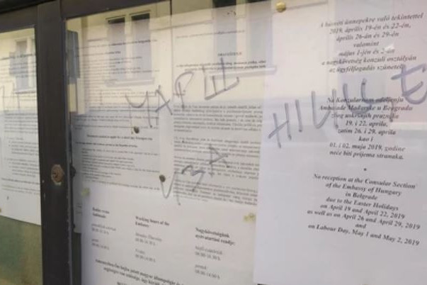 Fotó: Tanjug Vissza a drót(kerítés) mögé! - hirdeti a falfirka