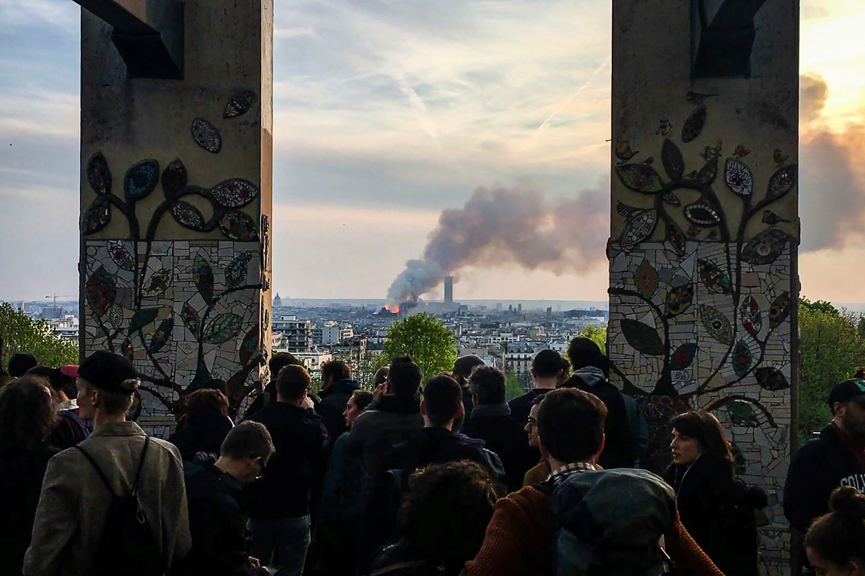 Fotó: AFP/Aurore Mesenge A Belleville Parkból számtalan ember figyelte a katasztrófát
