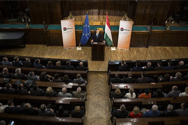 Fotó: MTI/Miniszterelnöki Sajtóiroda A Miniszterelnöki Sajtóiroda által közreadott képen Orbán Viktor miniszterelnök beszédet mond az európai parlamenti választások kampányrendezvényén a szabadkai városházán