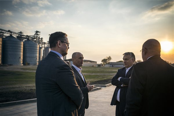 Fotó: MTI/Miniszterelnöki Sajtóiroda Orbán Viktor miniszterelnök (j2) Pásztor István, a Vajdasági Magyar Szövetség (VMSZ) elnöke (háttal, j2) társaságában a vajdasági Topolyán, a GEBI Kft. gabonatároló üzemében, amely a magyar kormány gazdaságfejlesztési támogatásával valósult meg