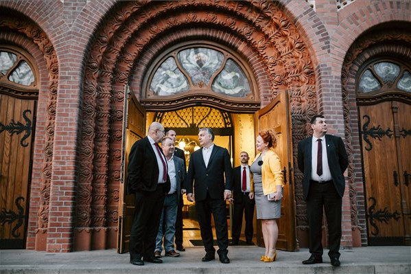 Fotó: MTI/Miniszterelnöki Sajtóiroda Orbán Viktor miniszterelnök (k) Pásztor István, a Vajdasági Magyar Szövetség (VMSZ) elnöke (b) társaságában megtekinti a magyar kormányzati támogatással felújított szabadkai zsinagógát
