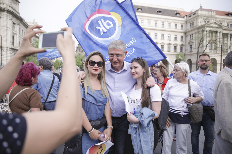 Fotó: MH/Ficsor Márton Gyurcsány Ferenc tüntetőkkel pózol