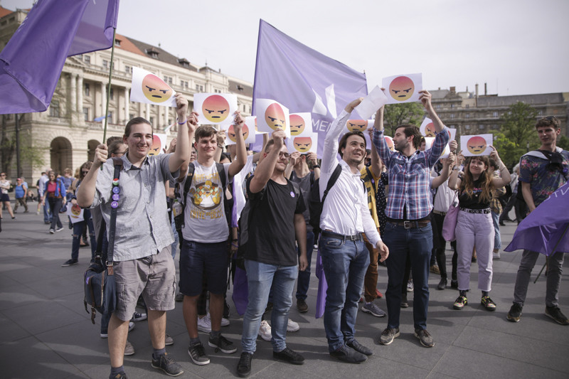 Fotó: MH/Ficsor Márton A Momentum zászlói is szép számban jelen voltak a tüntetésen