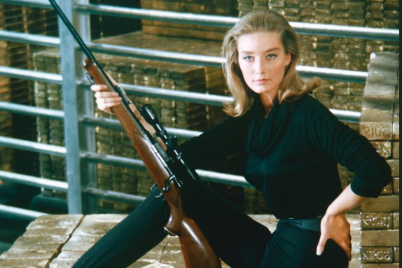 Forrás: Facebook Tania Mallet nem akart több filmben szerepelni, mert mosdellként többet keresett.