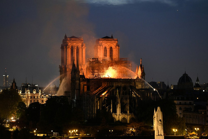 Fotó: BERTRAND GUAY / AFP Élő videó a lángoló Notre-Dame-ról