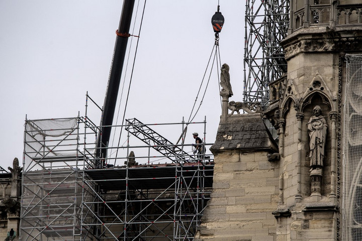 Fotó: AFP/Christophe ARCHAMBAULT Megkezdték a Notre-Dame környékének ólommentesítését
