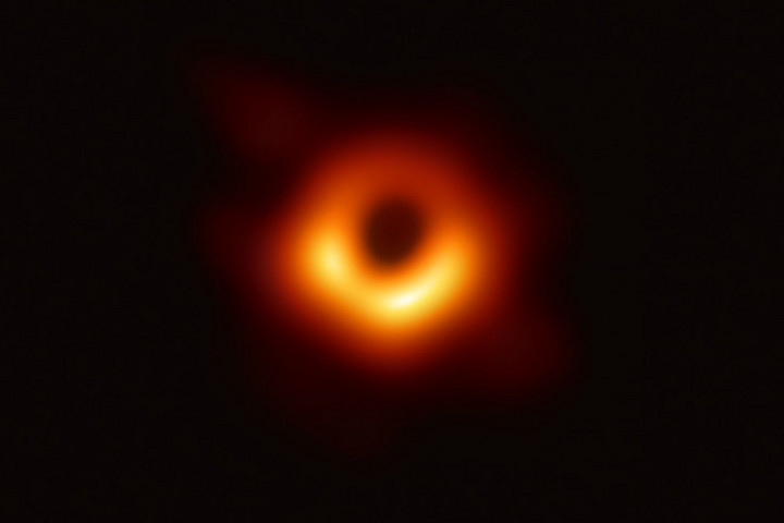 Fotó: Horizon Telescope Collaboratio Powehi lett az első lefényképezett fekete lyuk neve