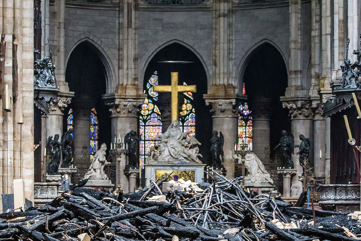 Fotó: AFP/Petit Tesson/Pool Franciaország a katedrálist megmentő tűzoltók előtt tiszteleg