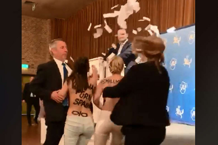 Fotó: Facebook/FEMEN Germany Femen-aktivisták zavarták meg a német egészségügyi miniszter fórumát