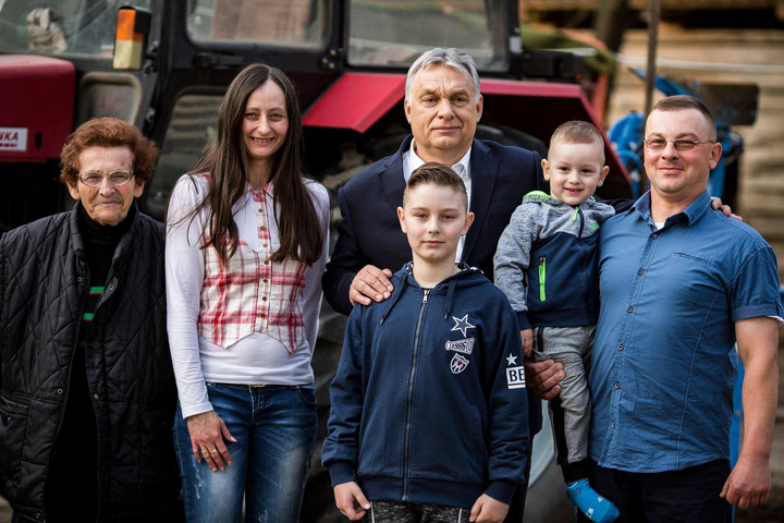 Fotó: Facebook/Orbán Viktor Orbán Viktor ellátogatott az egymilliomodik honosított magyar családjához
