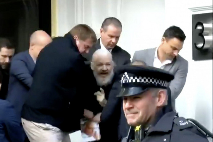 Fotó: Youtube Kivonszolták Assange-ot a nagykövetségről