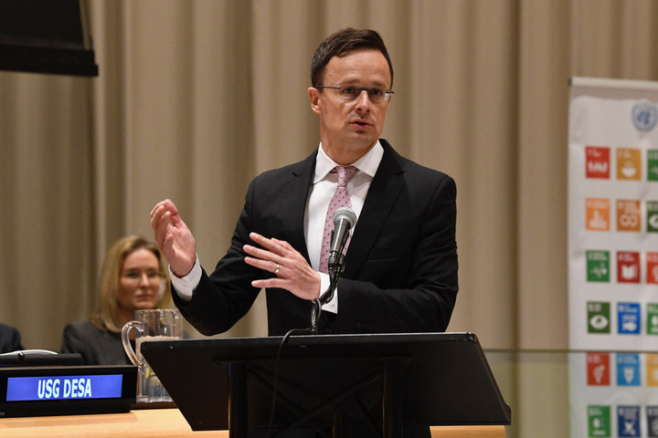 Fotó: MTI/Mitko Sztojcsev Szijjártó Péter: A világ jövőjét meghatározó jelenség a tömeges illegális migráció