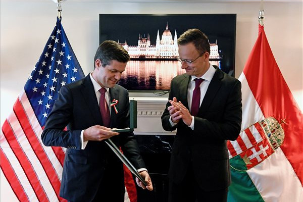 Fotó: MTI/KKM Kitüntetést adott át Szijjártó Péter Washingtonban