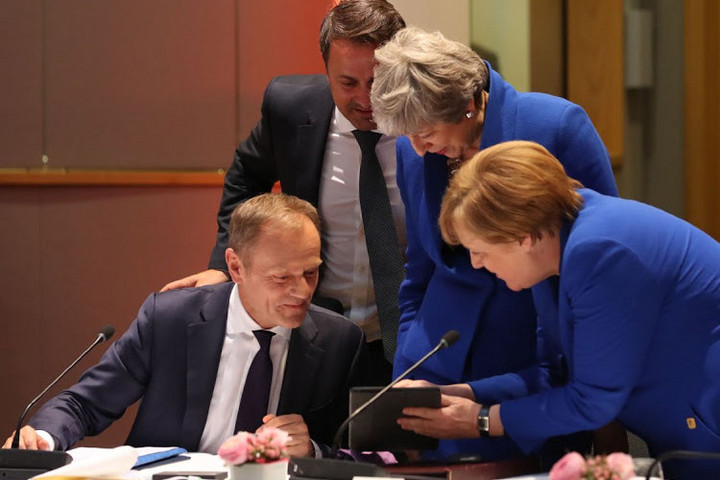 Fotó: AP/Kenzo Tribouillard Legfeljebb október 31-ig halasztható a Brexit