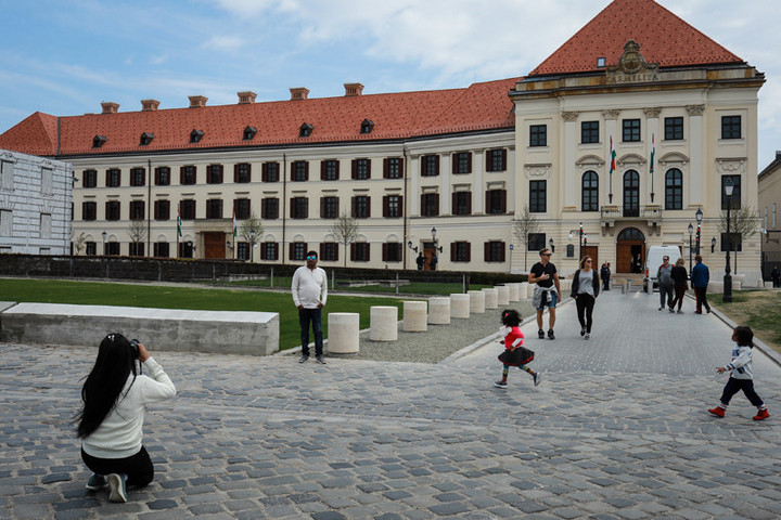 Fotó: MH/Hegedüs Róbert Megszűnt az útlezárás a karmelita kolostor előtt