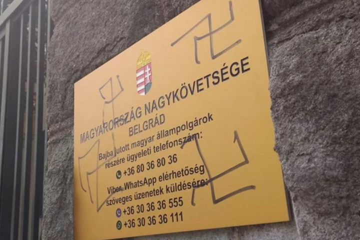 Fotó: Tanjug Horogkeresztekkel firkálták össze Magyarország belgrádi nagykövetségének épületét