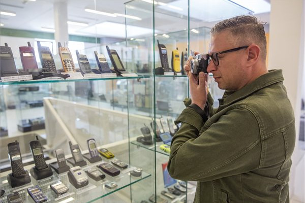 Fotó: MTI/Rosta Tibor A mobiltelefonok történetéről nyílt kiállítás Szegeden