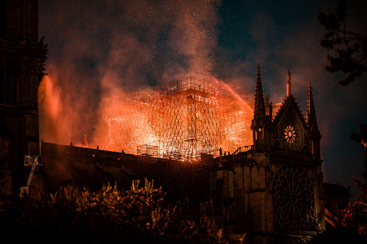 Sorozat készül a Notre-Dame-i tűzvészről