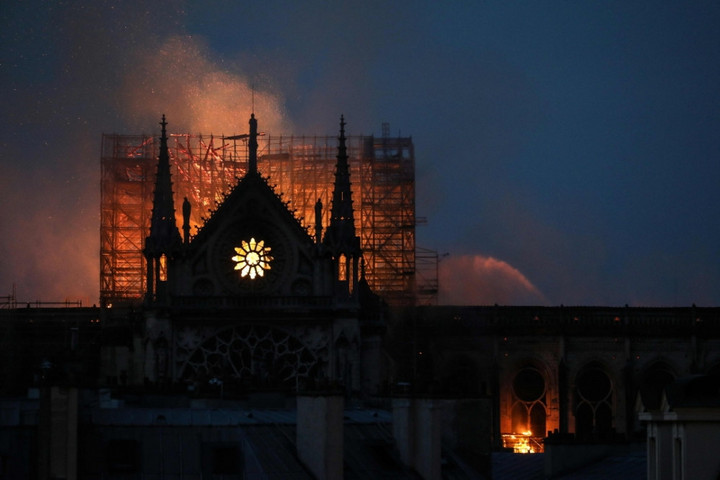 A világot megdöbbentette a párizsi tűzvész