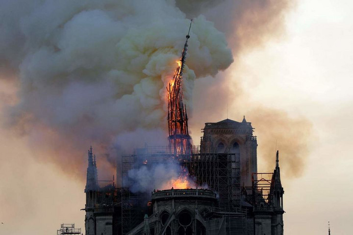 Tűz ütött ki a párizsi Notre-Dame székesegyházban
