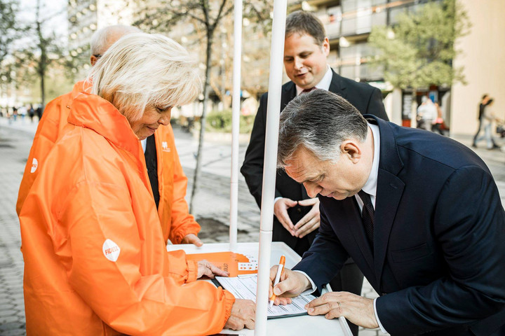 Fotó: Facebook Orbán Viktor is aláírta a Fidesz ajánlóívét
