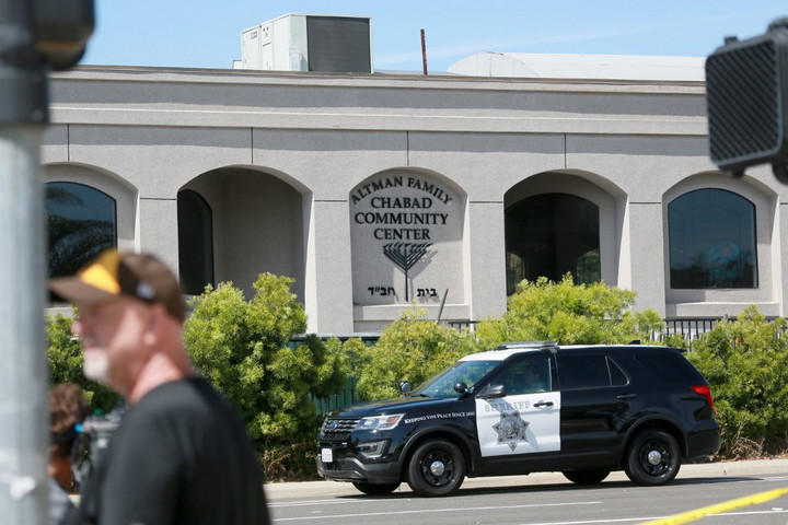 Fiatal fehér férfi a dél-kaliforniai zsinagógában lövöldöző merénylő