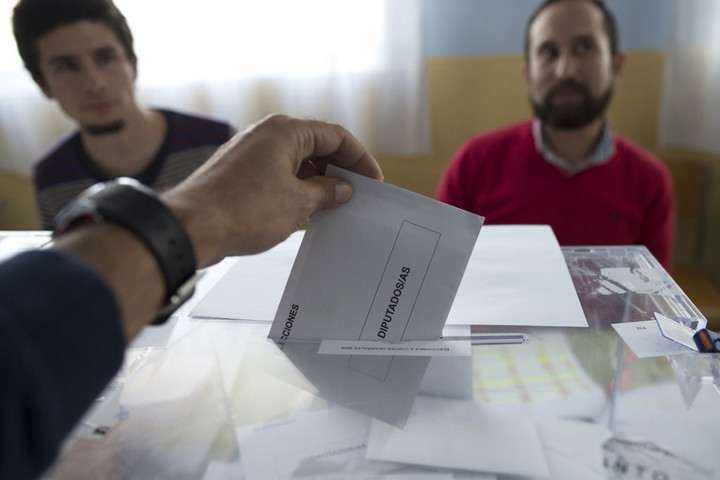 Spanyol választás: Szocialista győzelmet és kormányalakítási patthelyzetet jósolnak