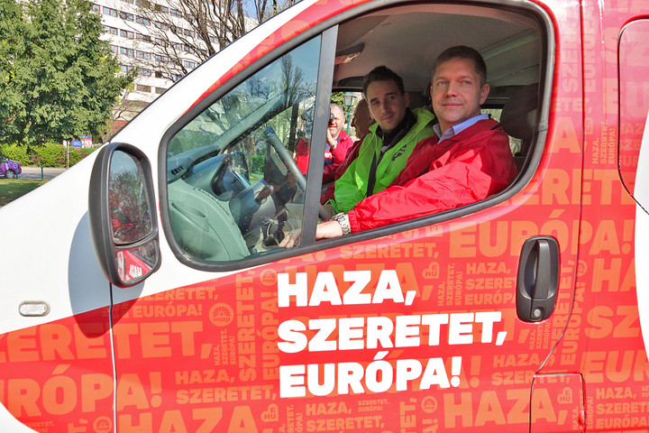Fotó: MH/Katona László Az MSZP és a Párbeszéd kampánybusza a bevándorláspárti koalícióba tart