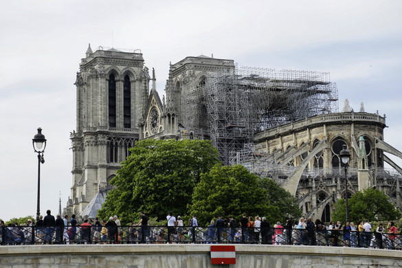 A hatóságok szerint meg kell akadályozni a Notre-Dame összeomlását