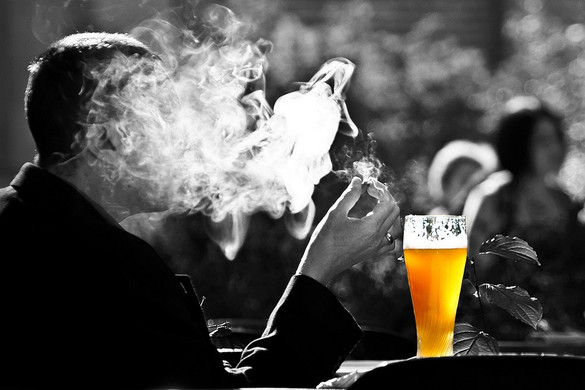 Bajban lehetnek a cigarettázó olaszok, betiltanák a szabadtéri dohányzást