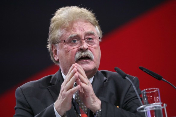 Egy mondatot ismételget Merkel csalási botrányba keveredett jobbkeze