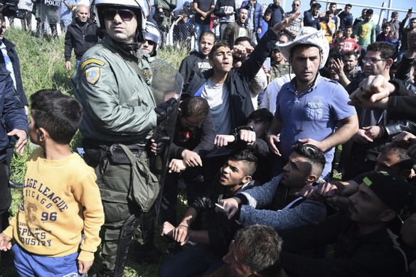 Rátámadtak a rendőrökre a migránsok Görögországban