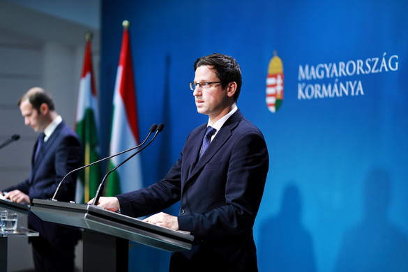 Gulyás Gergely: Brüsszelnek le kell állítania a migránskártyaprogramot