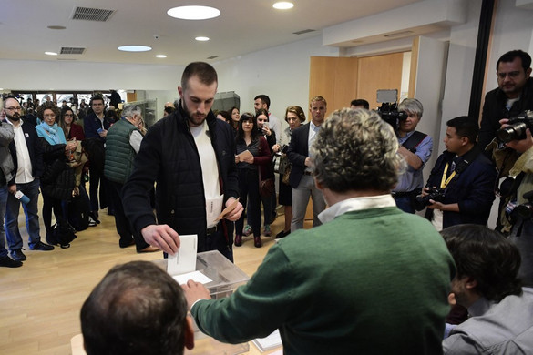 Zajlik az előrehozott parlamenti választás Spanyolországban