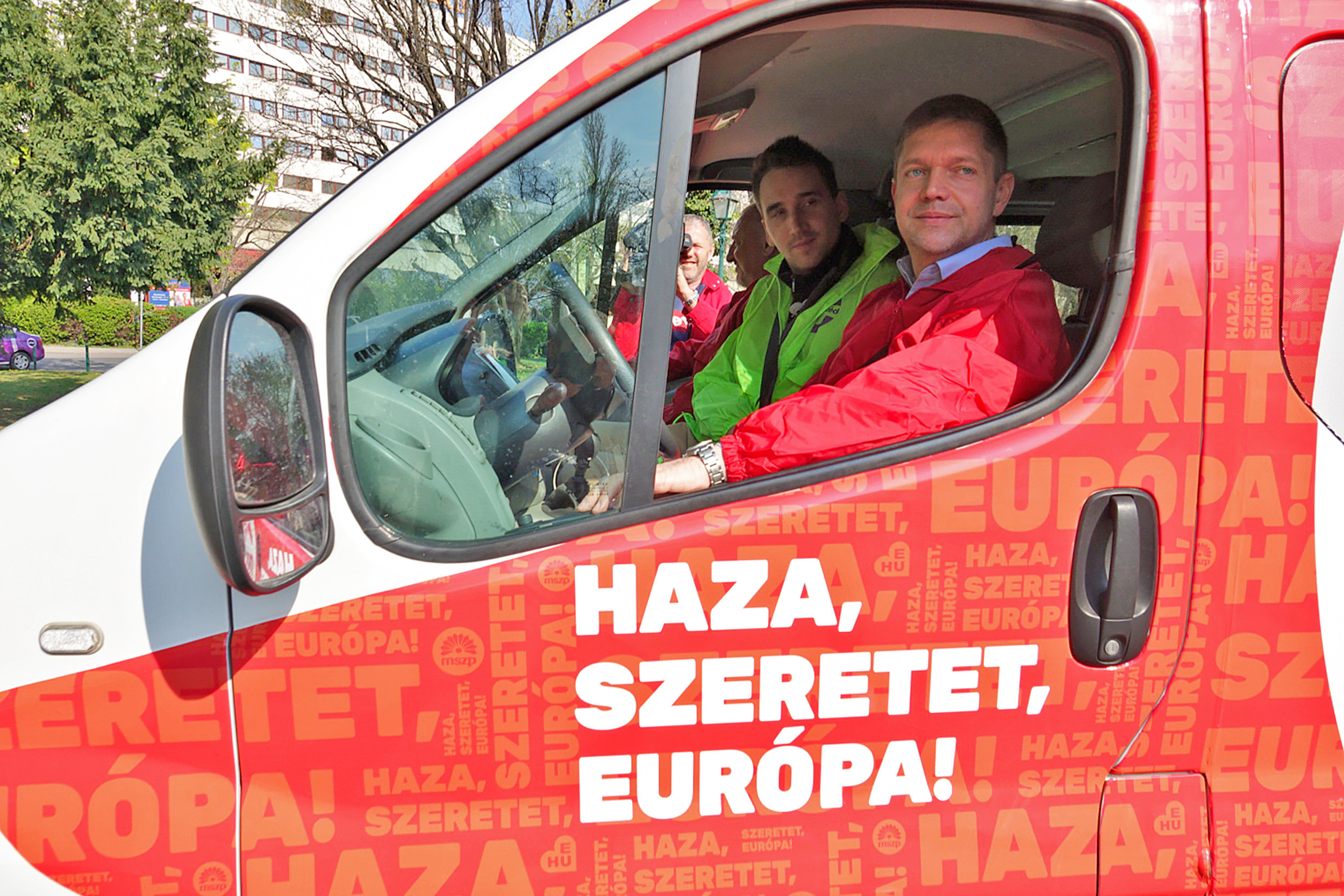Az MSZP és a Párbeszéd kampánybusza a bevándorláspárti koalícióba tart