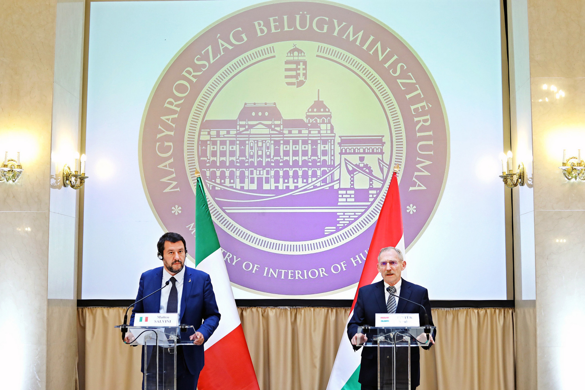 Forrás: MH/Hegedüs Róbert Pintér Sándor belügyminiszter (j) és Matteo Salvini olasz belügyminiszter, miniszterelnök-helyettes sajtónyilatkozatot tesz hivatalos megbeszélésüket követően Budapesten