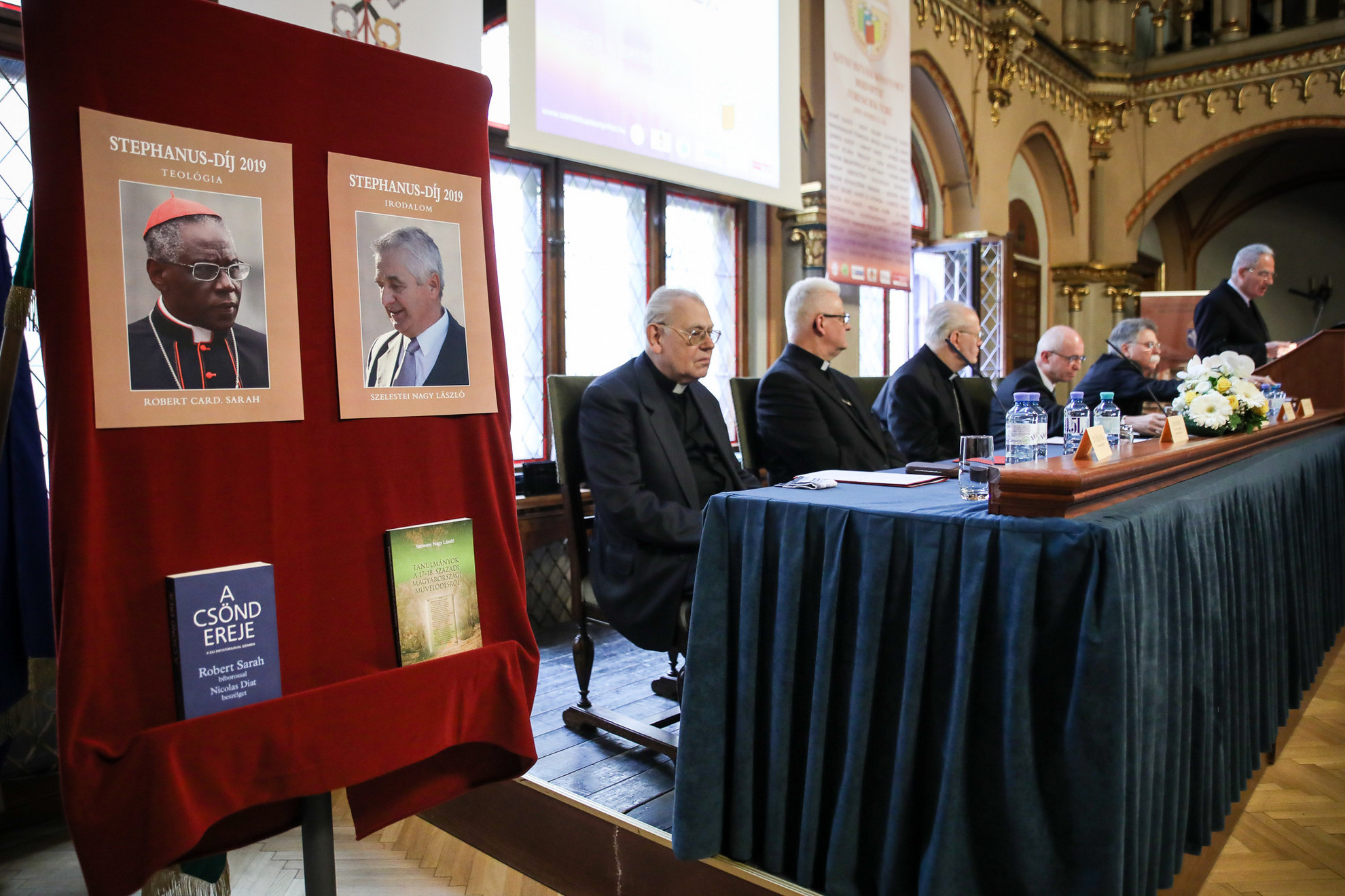 Forrás: MH/Bodnár Patrícia A Stephanus-díjakat idén Szelestei Nagy László irodalomtudós és Robert Sarah guineai bíboros nyerte el