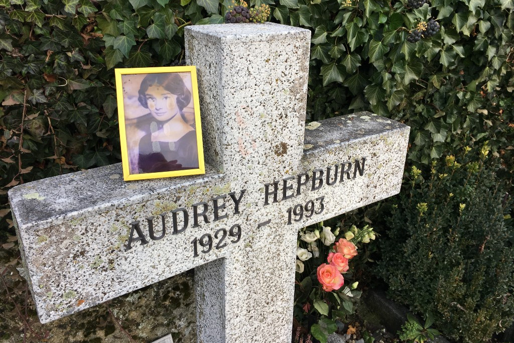Audrey Hepburnt egy svájci temetőben helyezték örök nyugalomra.