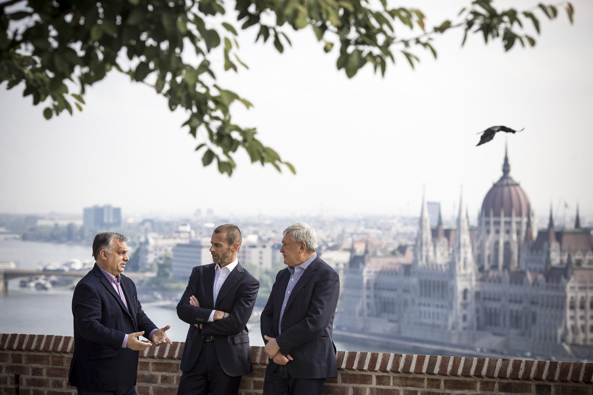Fotó: MTI/Miniszterelnöki Sajtóiroda Orbán Viktor kormányfő, Aleksander Ceferin, az Európai Labdarúgó-szövetség, az UEFA elnöke és Csányi Sándor, a Magyar Labdarúgó Szövetség (MLSZ) elnöke (b-j) beszélget a Karmelita kolostor teraszán