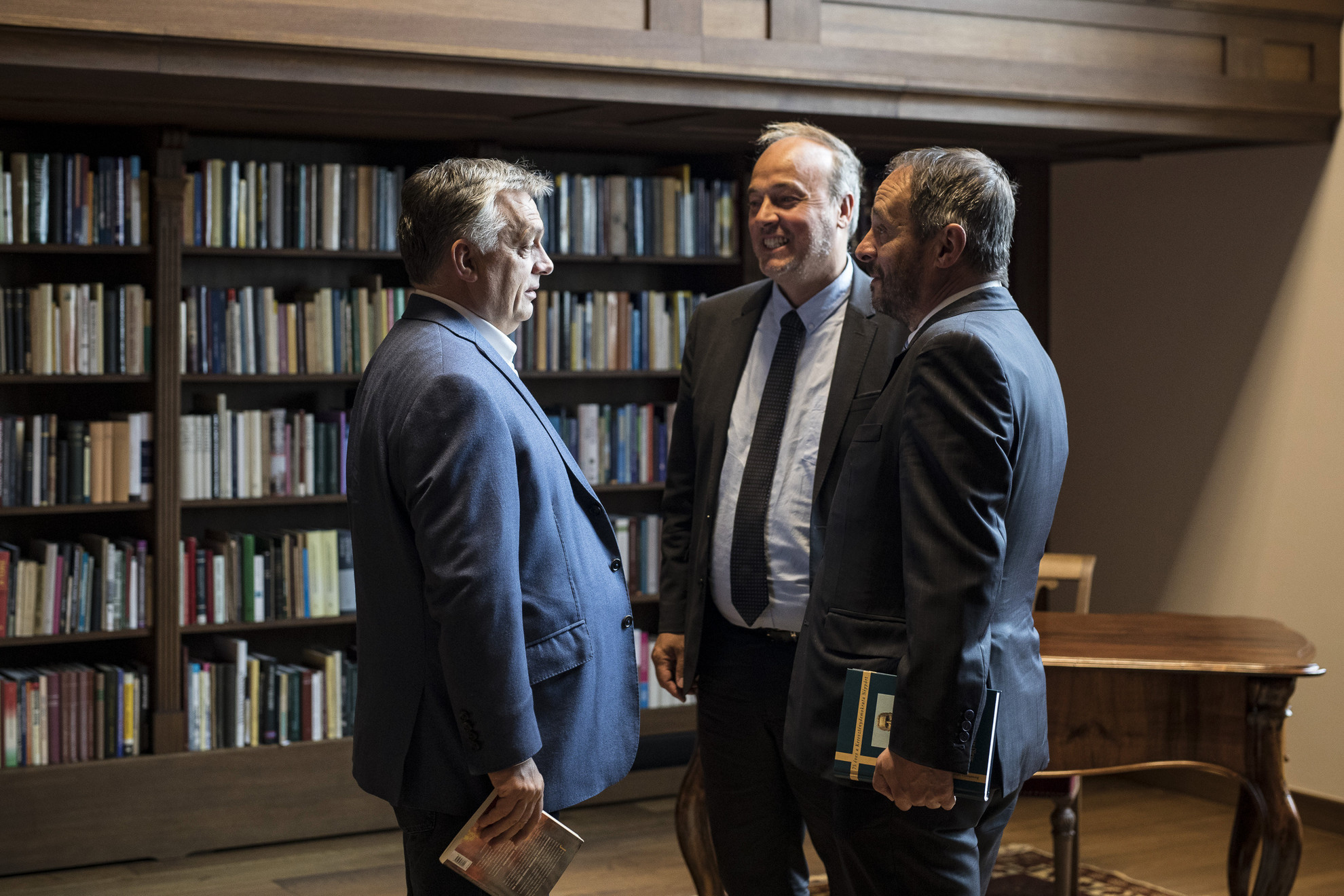 Forrás: MTI/Miniszterelnöki Sajtóiroda Orbán Viktor miniszterelnök (b) és az Aid to the Church in Need katolikus jószolgálati világszervezet franciaországi szervezetének igazgatója, Marc Fromager (b2) találkozója a Karmelita kolostorban