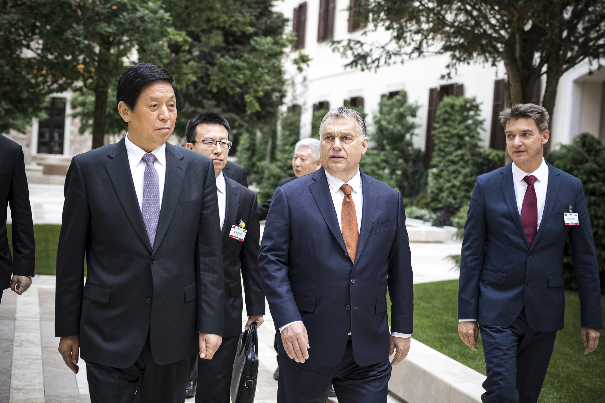 Orbán Viktor miniszterelnök (j2) fogadja Li Csan-sut, a kínai parlament, az Országos Népi Gyűlés Állandó Bizottságának elnökét (b) a Karmelita kolostor előtt