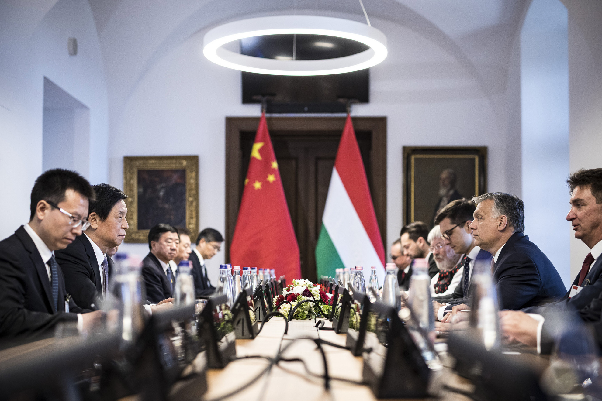 Orbán Viktor miniszterelnök (j2) és Li Csan-su, a kínai parlament, az Országos Népi Gyűlés Állandó Bizottságának elnöke (b2) tárgyal a Karmelita kolostorban
