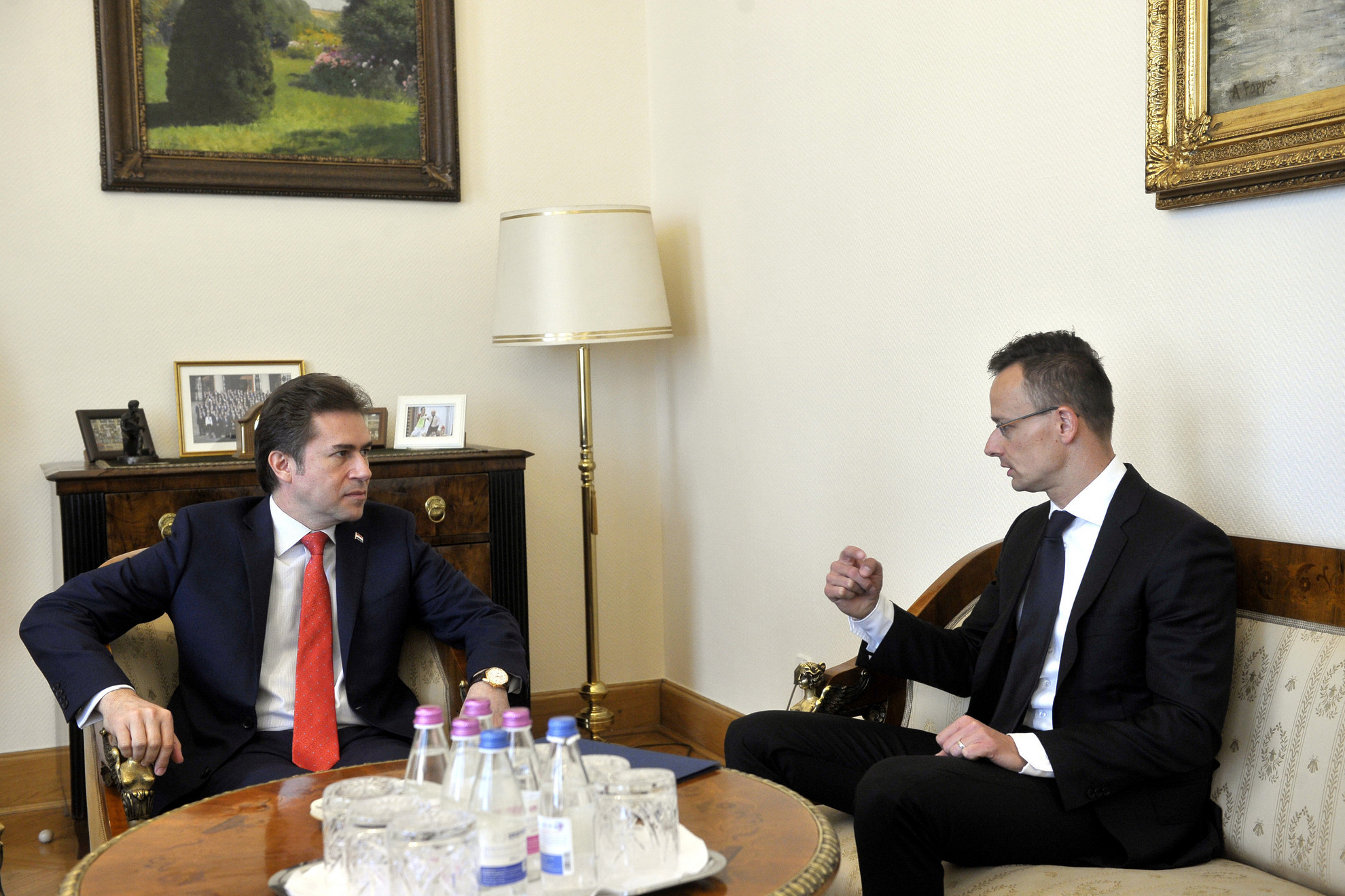 Forrás: MTI/Kovács Attila Szijjártó Péter külgazdasági és külügyminiszter (j) megbeszélést folytat Luis Alberto Castiglioni paraguayi külügyminiszterrel
