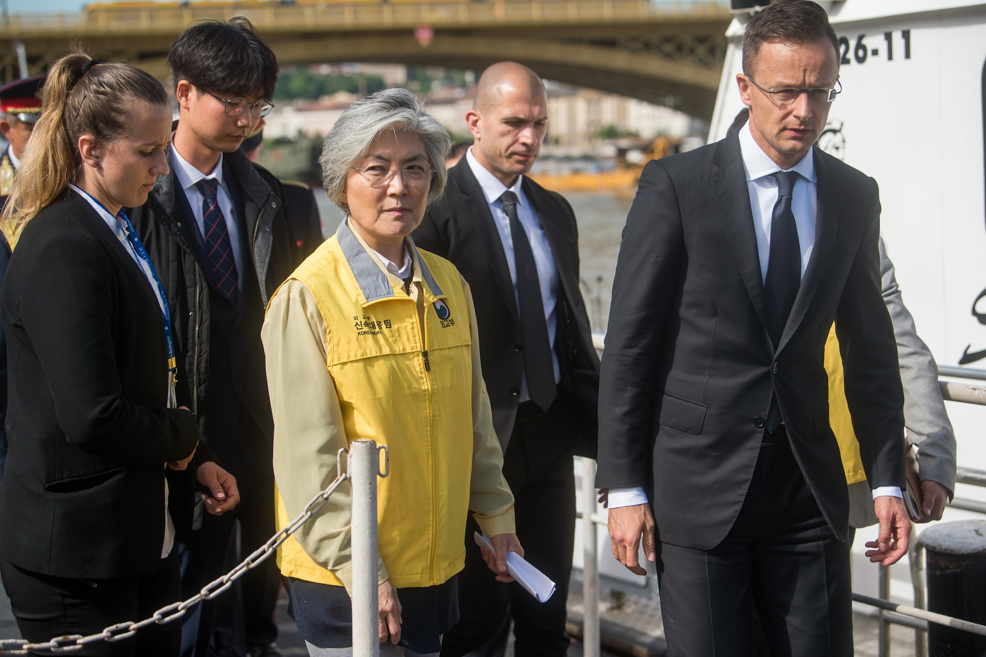 Forrás: MTI/Balogh Zoltán Kang Kjung Vha dél-koreai külügyminiszter (j3) és Szijjártó Péter külgazdasági és külügyminiszter (j) megtekinti a hajóbalesetben elsüllyedt Hableány turistahajó mentési munkálatait a Margit hídnál